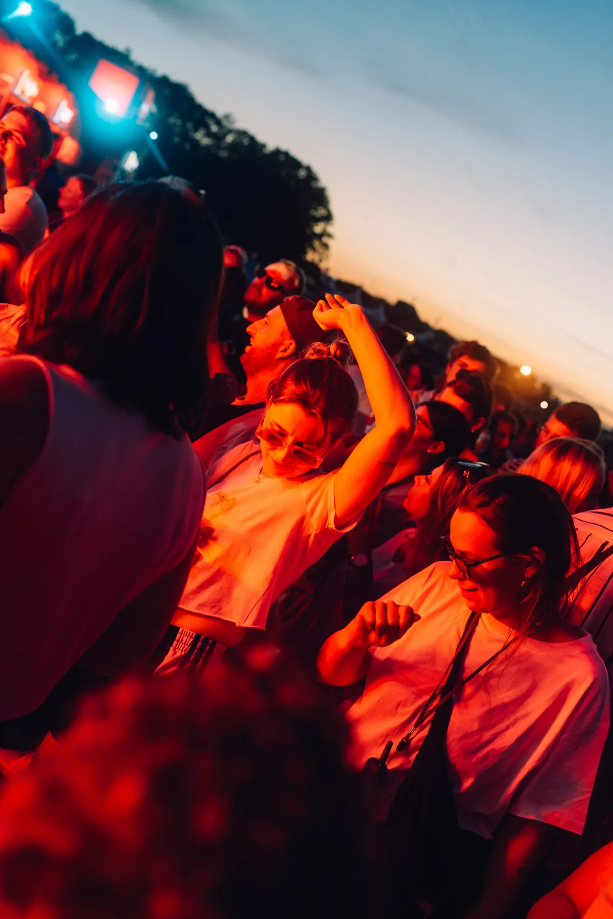 Deejay Plus beim Festival mit Publikum, Musik und bunten Lichtern.